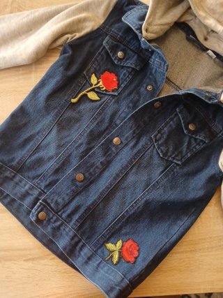 Chaqueta vaquera con capucha y mangas de sudadera