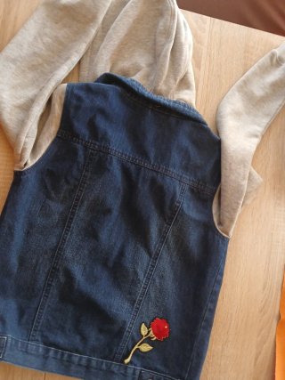Chaqueta vaquera con capucha y mangas de sudadera