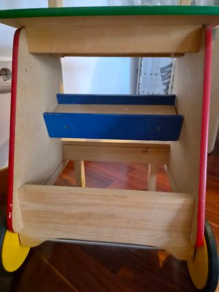Carrito de madera para jugar