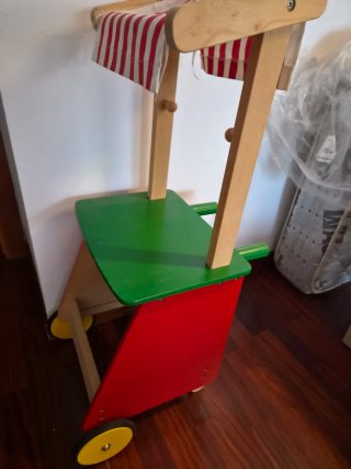 Carrito de madera para jugar