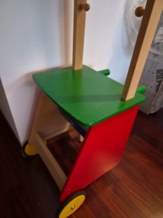 Carrito de madera para jugar