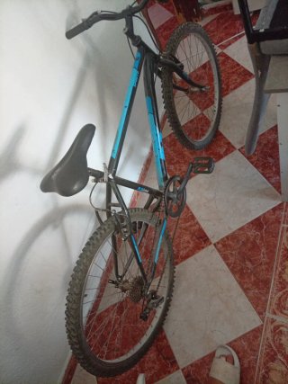 Bicicleta de montaña negra y azul