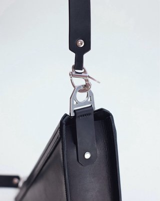 Sling bag cuero