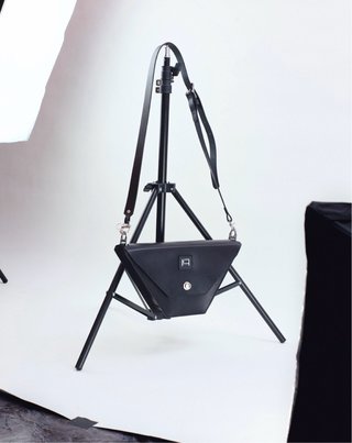 Sling bag cuero