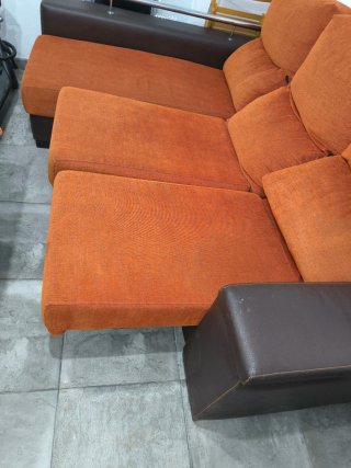 Sofá modular marrón y naranja