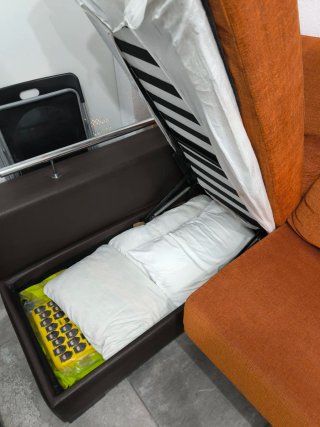 Sofá modular marrón y naranja