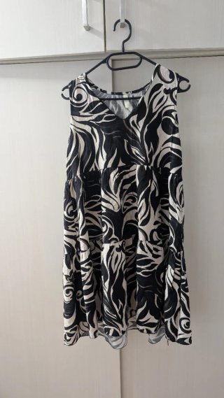 Vestido corto estampado beige y negro