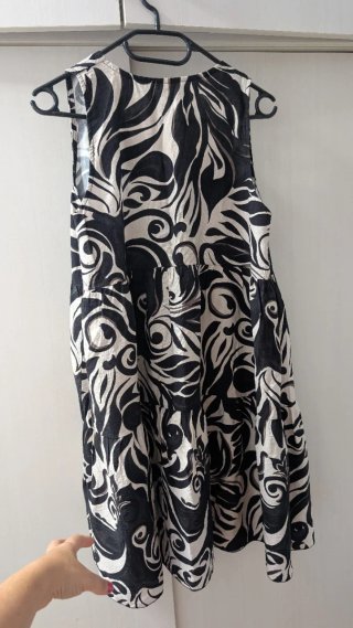 Vestido corto estampado beige y negro