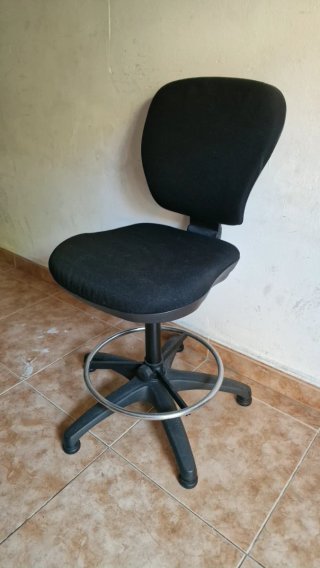 Silla de oficina negra con reposapiés