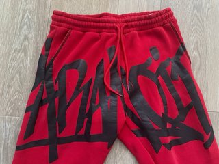 Pantalones rojos con logo negro