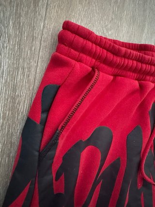 Pantalones rojos con logo negro