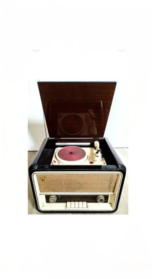 Radio d'epoca con giradischi