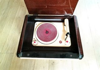 Radio d'epoca con giradischi
