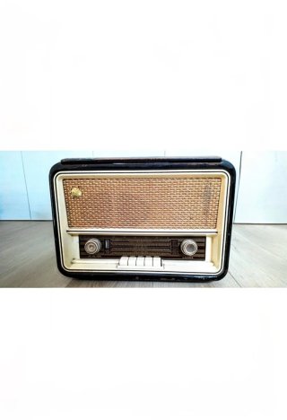 Radio d'epoca con giradischi