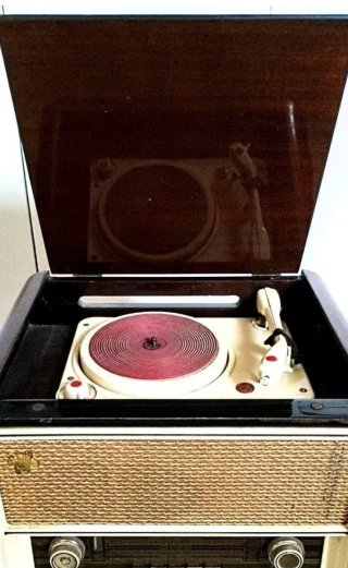 Radio d'epoca con giradischi