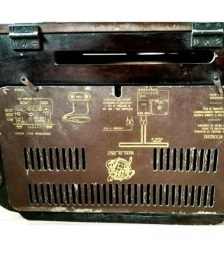 Radio d'epoca con giradischi