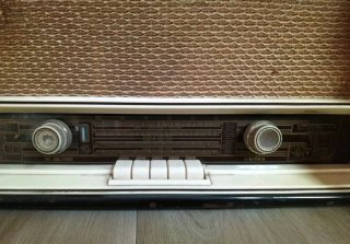 Radio d'epoca con giradischi