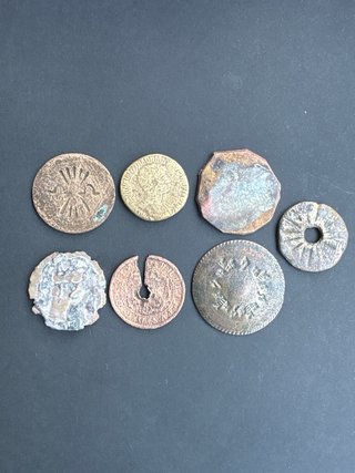 Lote de monedas antiguas sin identificar