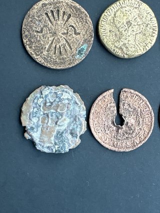 Lote de monedas antiguas sin identificar
