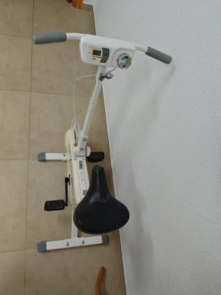 Banco de abdominales y bicicleta estática BH