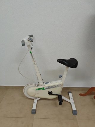Banco de abdominales y bicicleta estática BH
