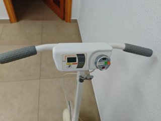 Banco de abdominales y bicicleta estática BH