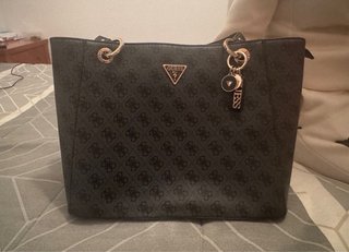 Bolso Guess Negro y Dorado