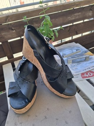 Sandali con zeppa in pelle nera