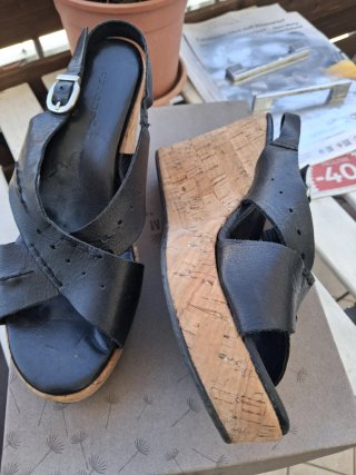 Sandali con zeppa in pelle nera
