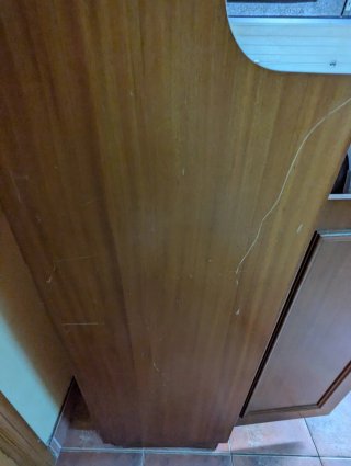 Armario de madera marrón