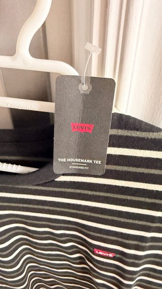 Camiseta Levi's Rayas Negra y Blanca