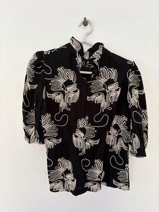 Camisa Zara bordada floral negra