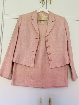 Traje chaqueta y falda rosa pálido