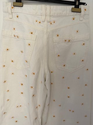Pantalón blanco estampado margaritas Mango