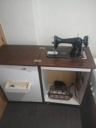 Máquina de coser antigua alfa