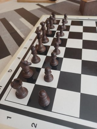 Tablero de ajedrez con piezas