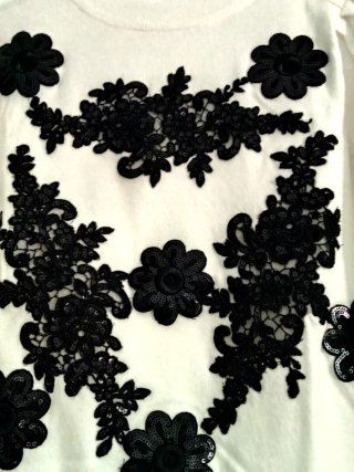 Jersey blanco con adornos negros
