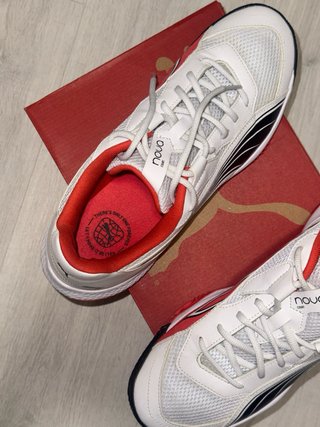 Zapatillas de pádel Puma blancas y rojas