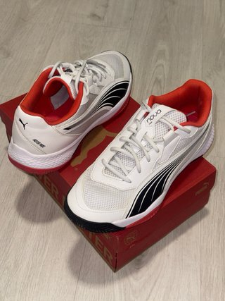 Zapatillas de pádel Puma blancas y rojas