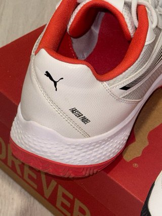 Zapatillas de pádel Puma blancas y rojas