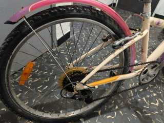 Bicicleta B'Twin Rosa per Bambina con Cestino
