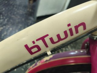 Bicicleta B'Twin Rosa per Bambina con Cestino