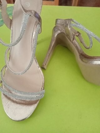 Sandalias de tacón doradas con pedrería