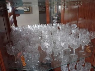 Mueble vitrina con cristalería tallada