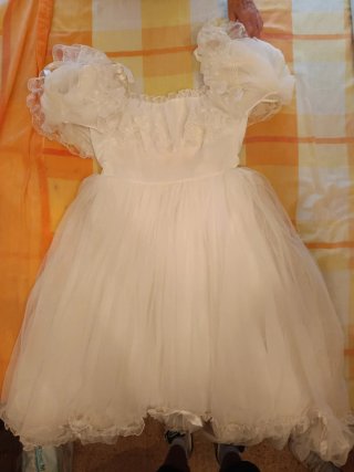 Vestido de novia blanco con volantes