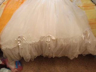 Vestido de novia blanco con volantes