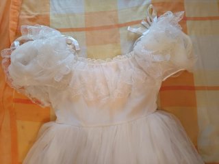 Vestido de novia blanco con volantes