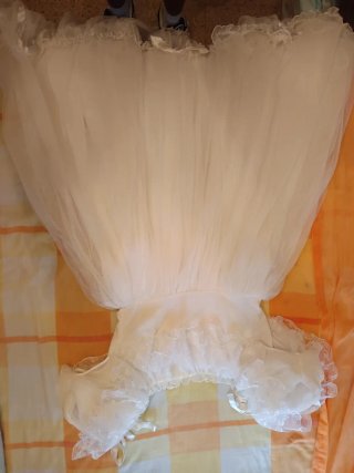 Vestido de novia blanco con volantes