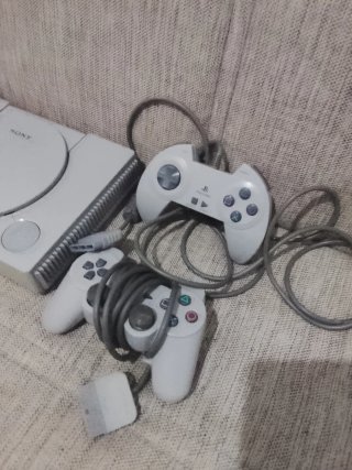 Consola PlayStation 1 con 4 mandos