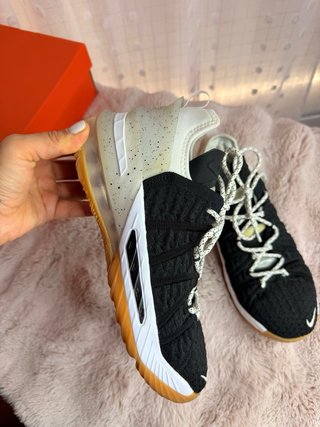 Nike LeBron XVIII Low Negro Gum